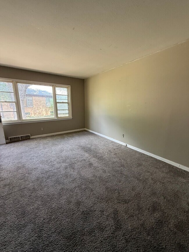 Building Photo - Affordable 2 Bedroom Duplex East Wichita