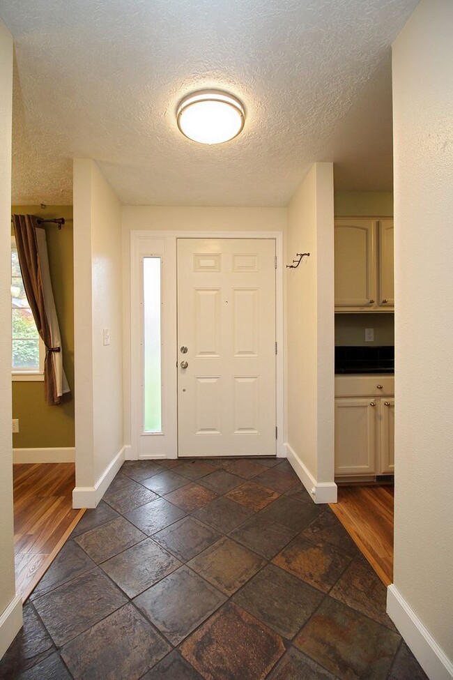 Foto del edificio - Updated 3 Bed/2 Bath Milwaukie Ranch Home ...