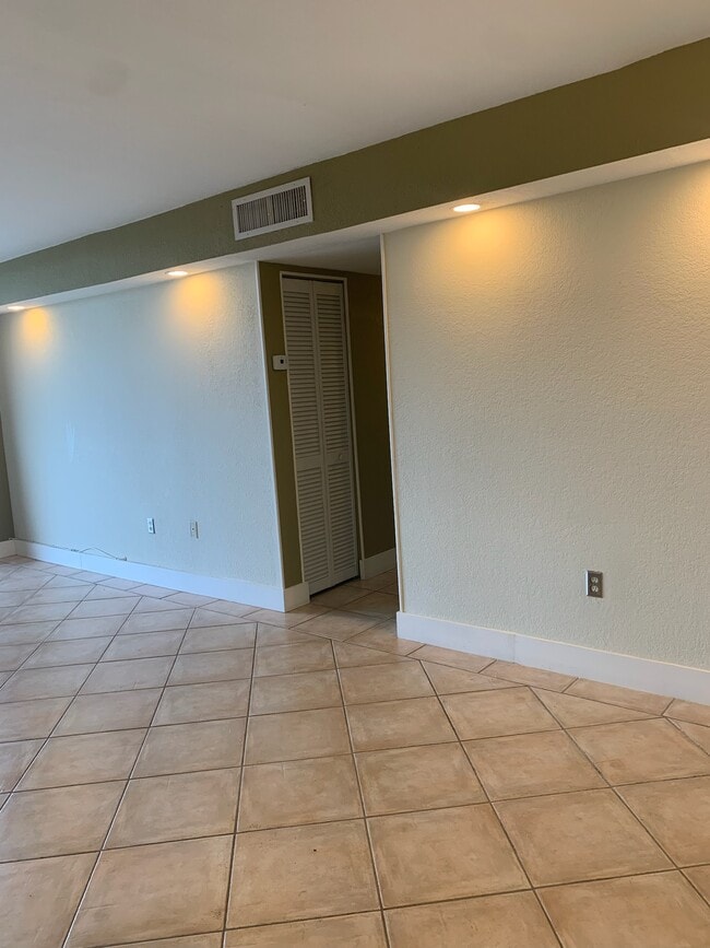 Entrada del pasillo - 9310 Fontainebleau Blvd