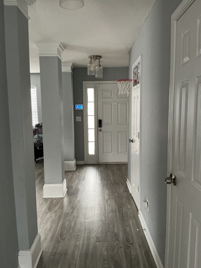 Foto del edificio - Room in Single Family Home on Browns Mill Trail