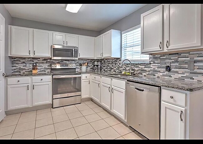 Building Photo - Great 3 Bdrm 2 Bath Home in Gainesville Tx