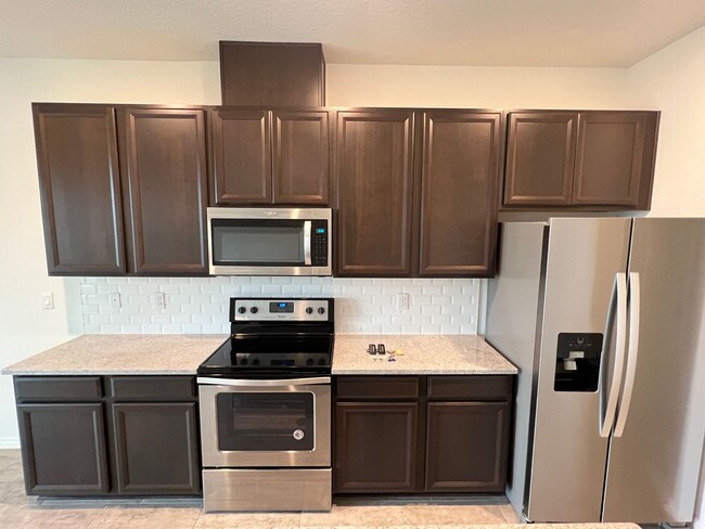Building Photo - Spacious 3 Bedroom 2 and Half Bath Town Ho...