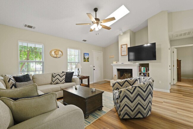 Foto del edificio - 529 Pointe S Dr