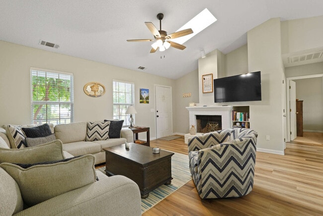 Building Photo - 529 Pointe S Dr