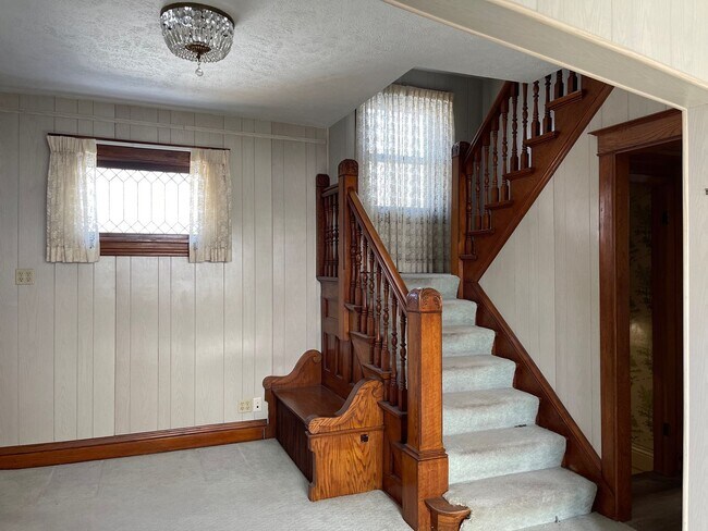 Building Photo - Cute & Retro 3 Bedroom Home in Midtown w/ Garage!