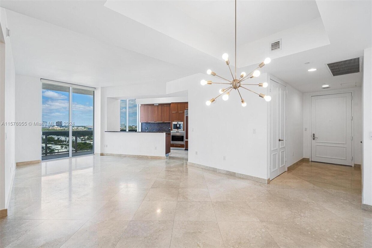 Foto principal - 16001 Collins Ave