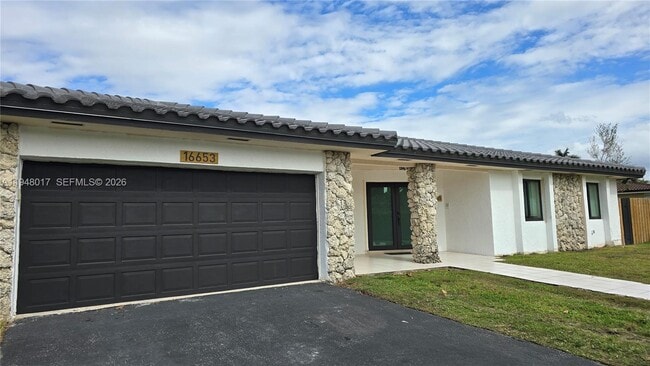 Building Photo - 16653 Golfview Dr