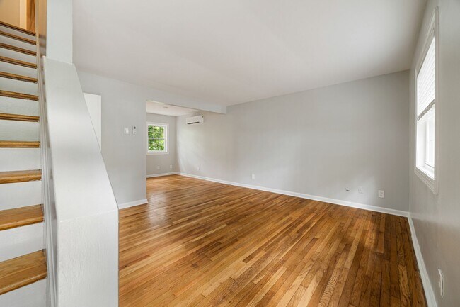 Foto del edificio - Newly Renovated 2 Bedroom, 1 Bath Duplex within walking Distance to UVA!