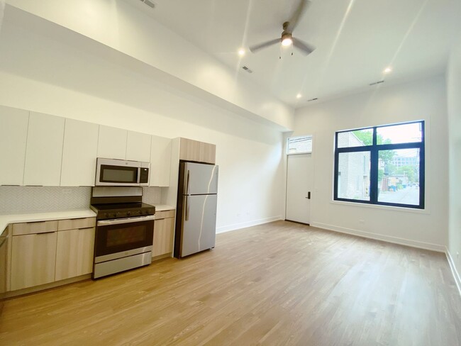 Building Photo - East Lakeview - Huge Studio Apartment - Ne...