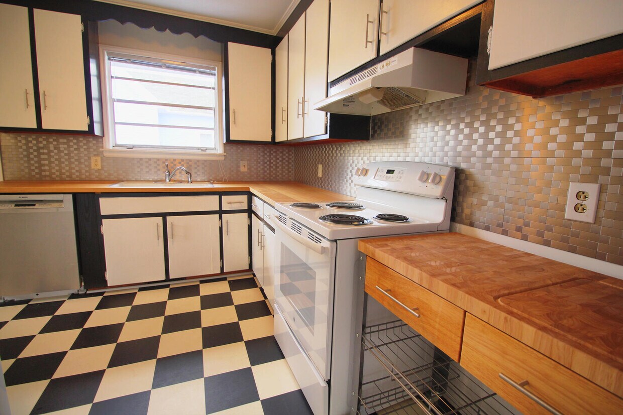 Primary Photo - Beautiful 3 Bedroom 1.5 Bath Home Availabl...