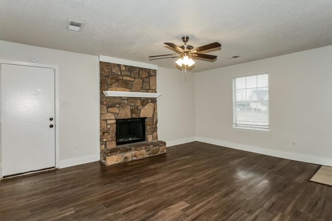 Building Photo - 4696 Crestfield Rd