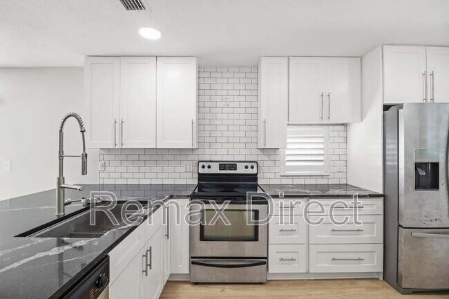 Foto del edificio - 4722 Lakeside Cir