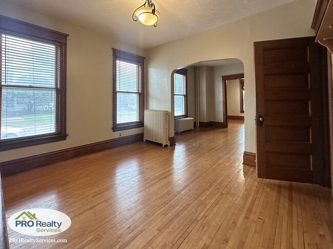 Building Photo - Charming 2 Bedroom Apartment in Northeast ...