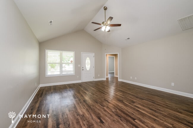 Building Photo - Stunning 3 Bedroom