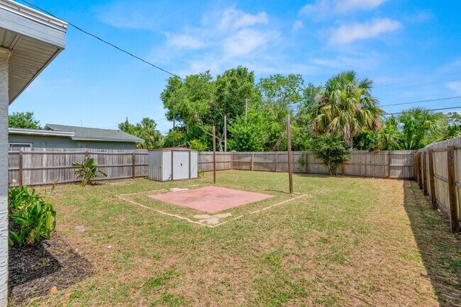 Foto del edificio - Modern 2BR/1BA Home with Spacious Fenced Yard