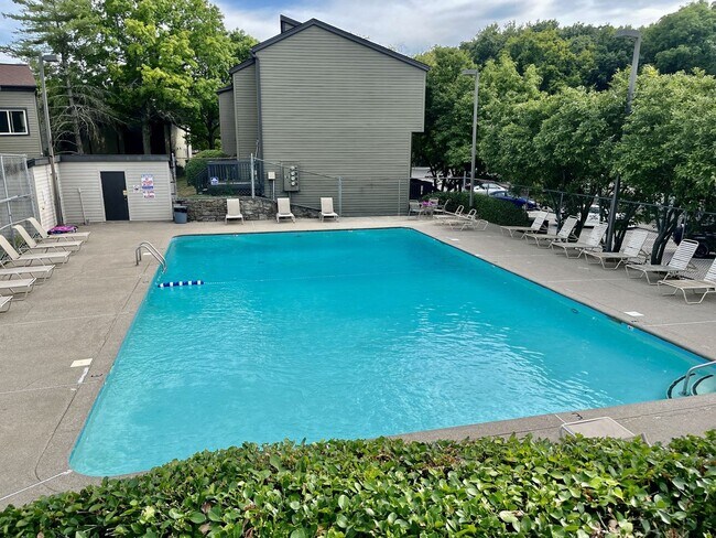 Foto del edificio - Renovated Condo in Green Hills Four Seasons!