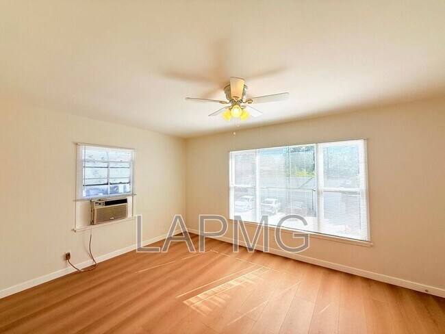 Foto del edificio - 363 E Washington Blvd