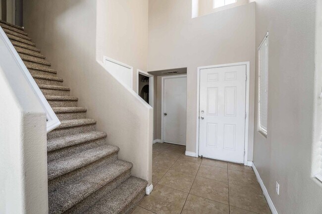 Foto del edificio - Charming 5-Bedroom Home in the Heart of Las Vegas