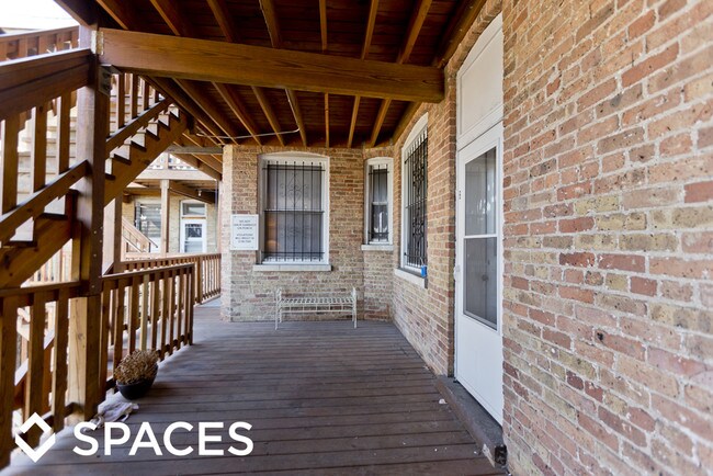 Building Photo - 334 W Dickens Ave