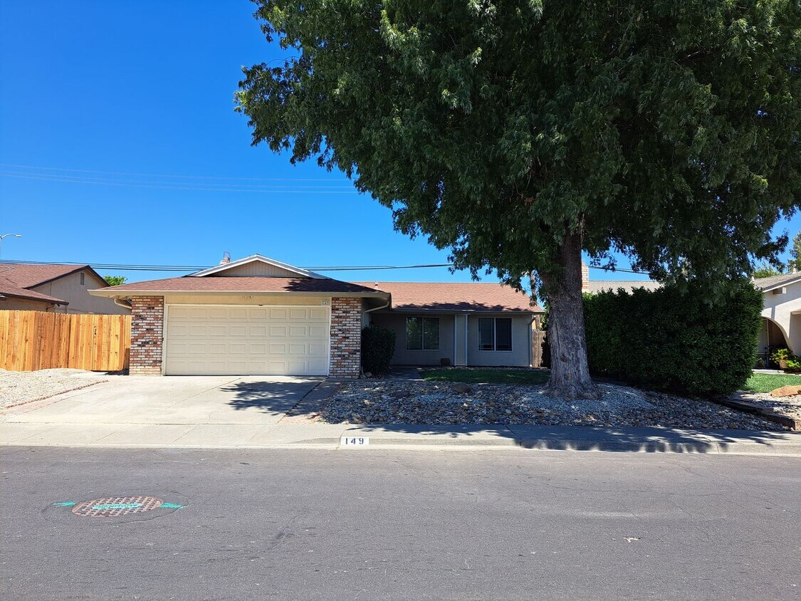 Foto principal - Updated, Spacious Home with Charm!