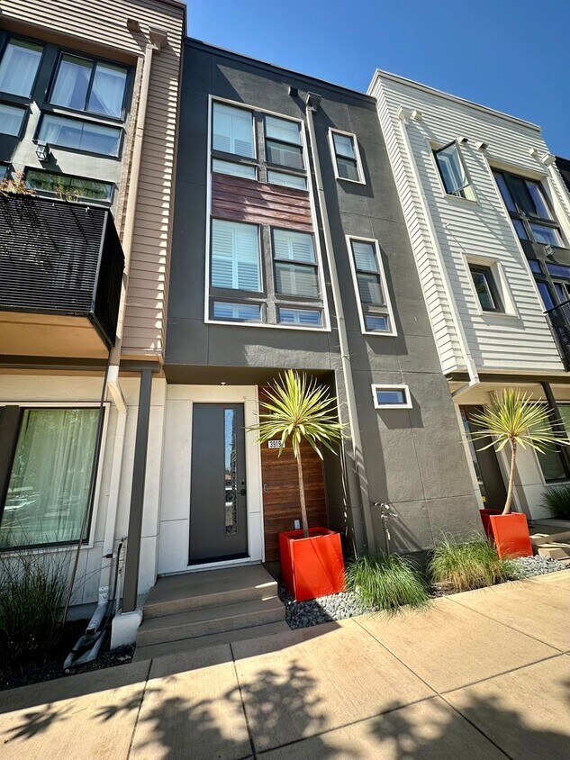 Primary Photo - Lovely 3 BEDROOM 3 BATH!!