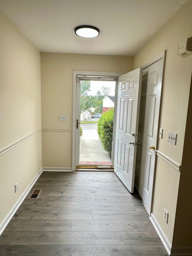 Front entrance - 1620 Ridgecrest Dr