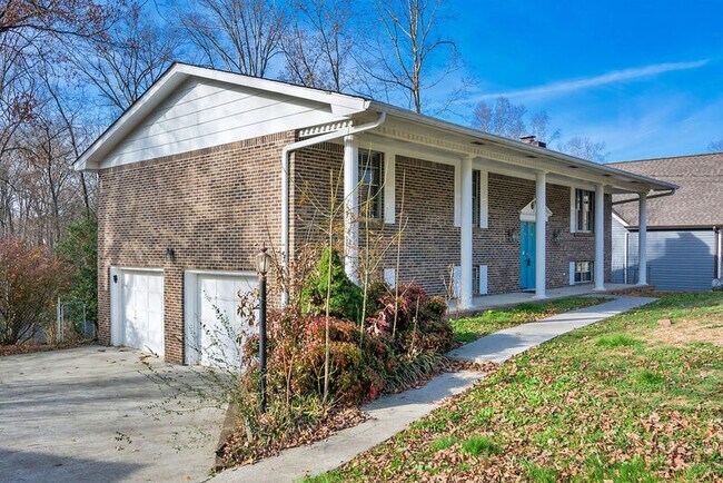 Building Photo - 313 Maple Way
