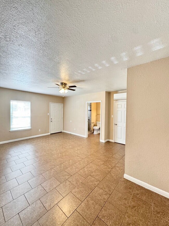 Foto del edificio - Spacious 5-Bedroom Home with In-Law Suite ...