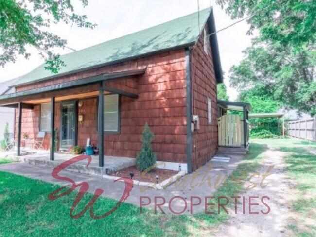Building Photo - 2 Bedrooms Upstairs + 1 Downstairs, 1 Bath, Close to Downtown!