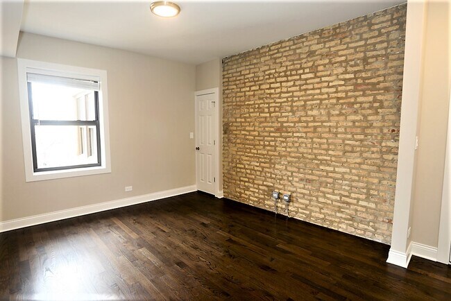 Building Photo - 2228 N Sawyer Ave