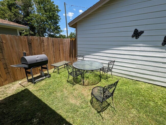 Building Photo - 2907 Briarwick Ln