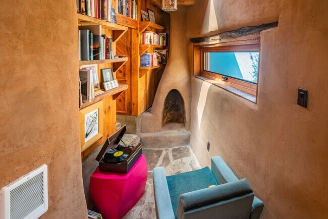 Building Photo - A Cozy Eastside Artist Retreat - 1 bedroom...