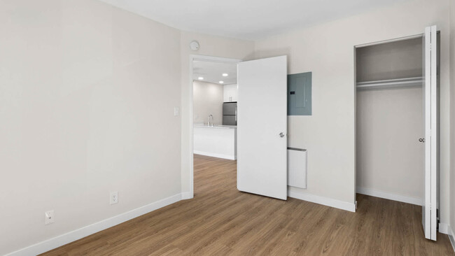 Dormitorio con suelo de superficie dura - Northpark