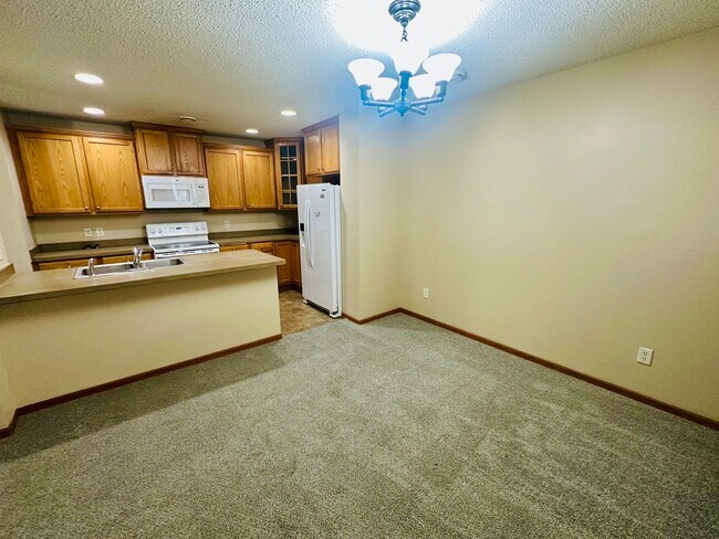 Foto del edificio - Updated Colonial 3 Bedroom Townhome with N...