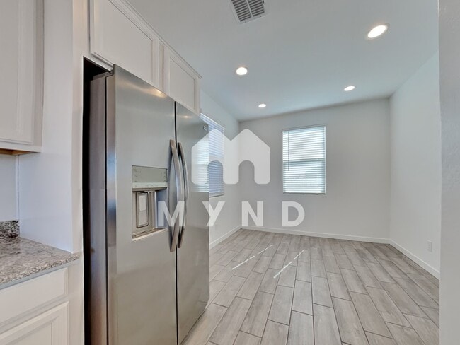 Building Photo - 438 E Diamond Dr