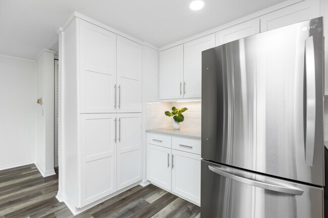 Building Photo - 4600 Ocean Dr