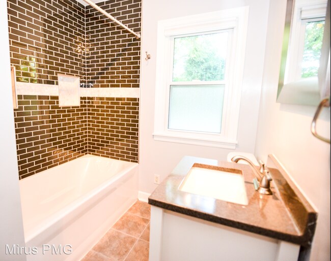 Building Photo - 4 br, 2 bath House - 810 Elm Street