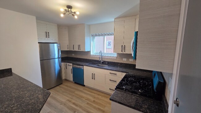 Foto del edificio - 8023 W Churchill Ave