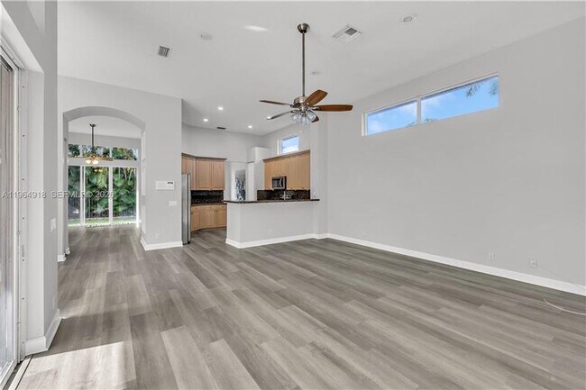 Foto del edificio - 558 NW 118th Ave