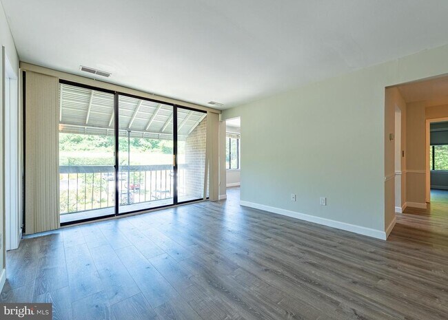 Foto del edificio - 8723 Hayshed Ln