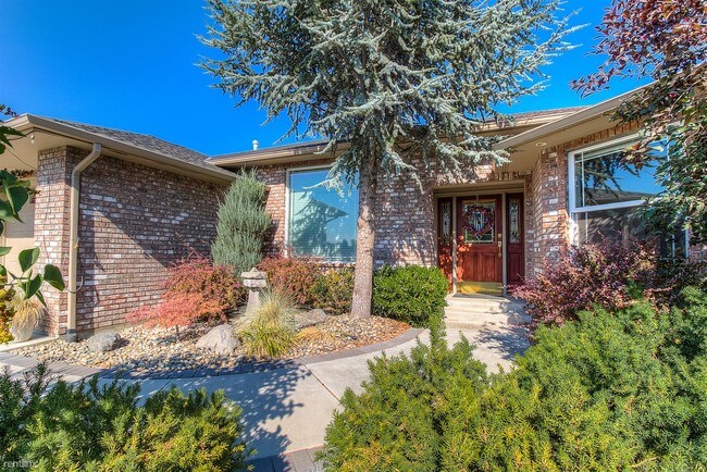 Building Photo - 3 br, 2.5 bath House - 711 Country Club Dr