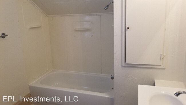 Building Photo - 3 br, 1 bath House - 504 1/2 Appleton Street