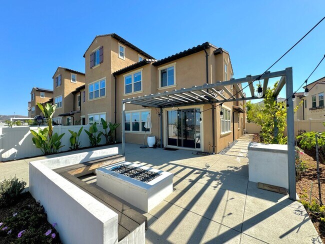 Building Photo - Great 4B/3BA Townhouse in 4S Ranch!