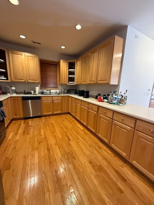 Building Photo - 654 W Briar Pl