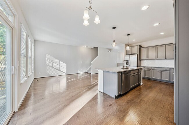 Foto del edificio - Stunning 4 Bedroom Townhome In New Apex Co...