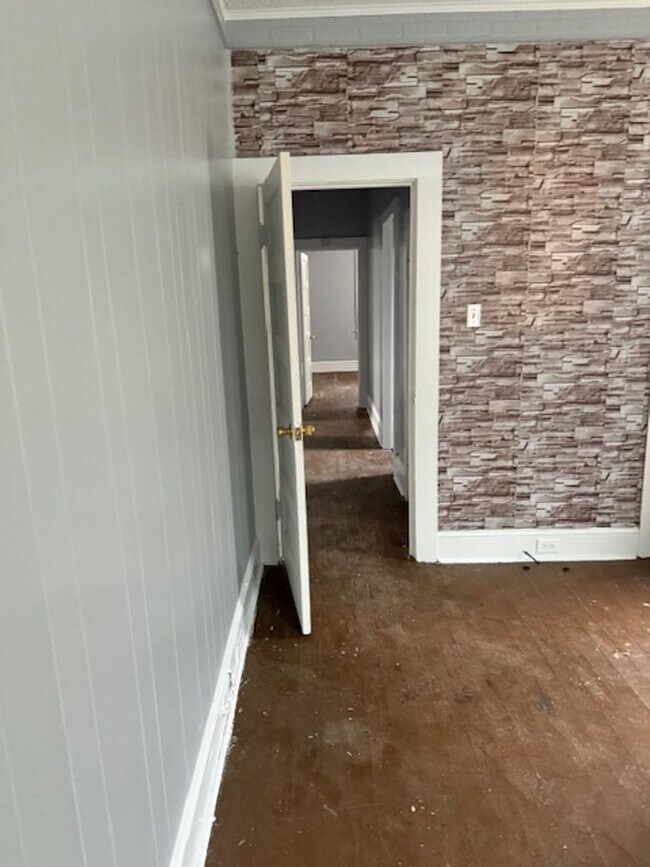 Foto del edificio - Discover the perfect blend of charm and convenience in this delightful 2-bedroom bungalow