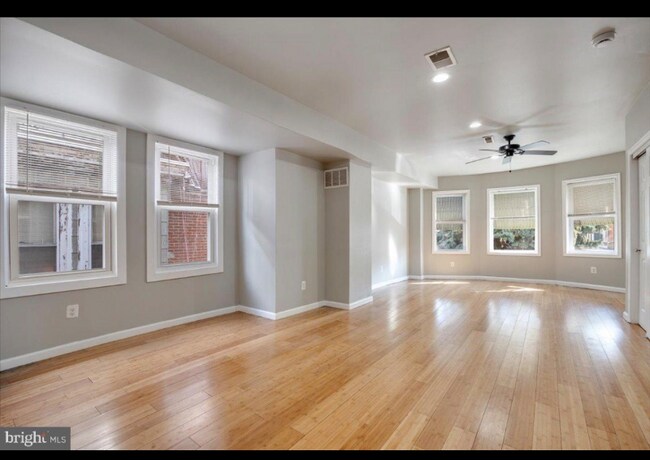 Photo - 109 W Logan St Apartment