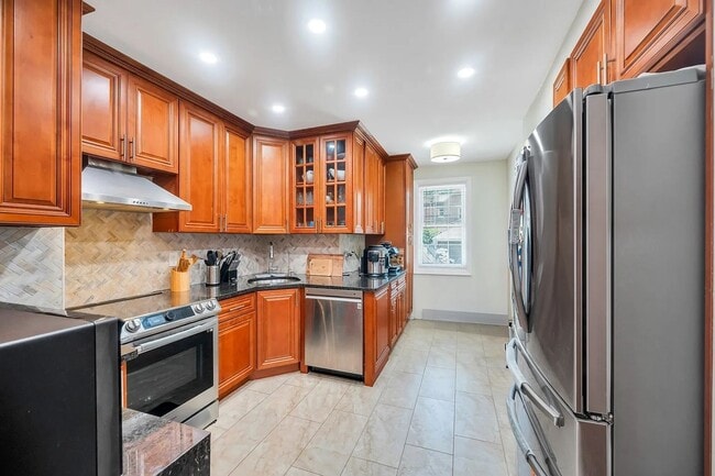 Building Photo - Stunning 3-Bed, 1.5-Bath FULLY RENOVATED S...