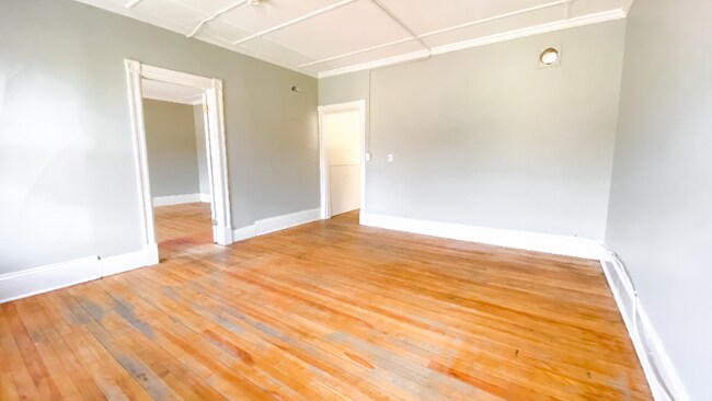 Building Photo - 462 Railroad St