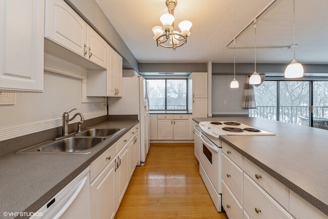 Building Photo - 111 S Baybrook Dr